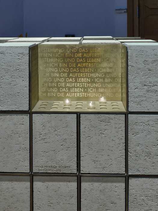 Kerzenort im Urnenblock